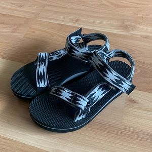 New w/o tags Teva Universal Midform sandals